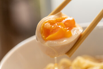 ラーメンと煮卵
ラーメンと煮卵の断面