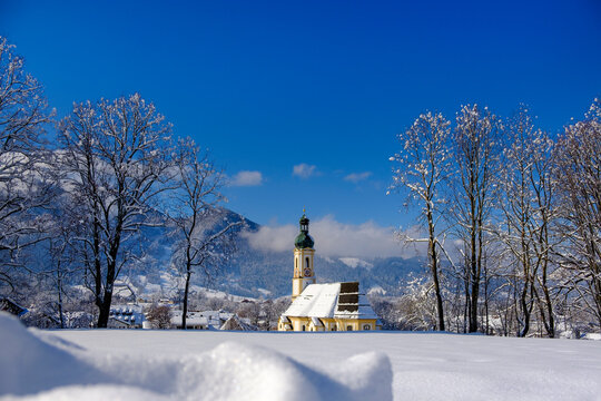 Germany, Isarwinkel, Lenggries, view to parish church Sankt Jakob in winter