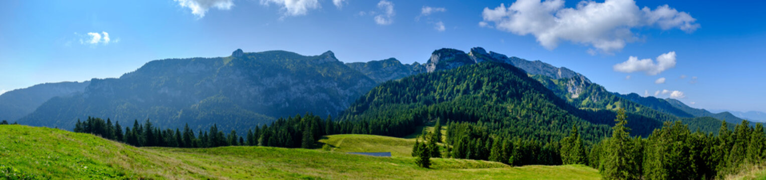 Germany, Bavaria, Arzbach, Scenic panorama of Benediktenwand&Ocirc;&oslash;&Omega;ridge