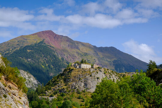 Spain, Province of Huesca, Canfranc, Scenic view of Fuerte de Coll de Ladrones&Ocirc;&oslash;&Omega;and surrounding mountains
