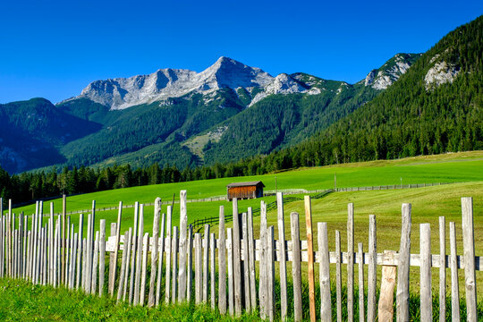 Austria, Tyrol, Steinberg am Rofan, Simple fence surrounding countryside pasture with Guffert mountain in background
