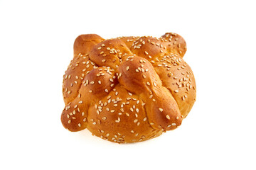 Pan de Muerto, pan del día de muertos en México sobre fondo blanco.