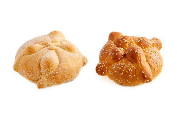 Pan de Muerto, pan del día de muertos en México sobre fondo blanco.
