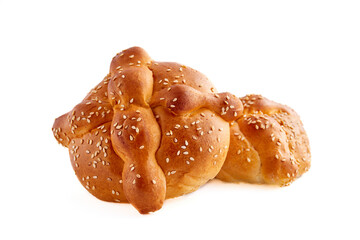 Pan de Muerto, pan del día de muertos en México sobre fondo blanco.