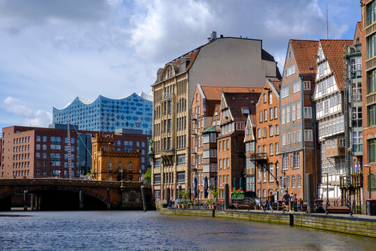 Germany, Hamburg, Nikolaifleet canal and historical townhouses