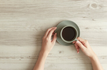 woman holding a coffee cup. コーヒーカップを持つ女性