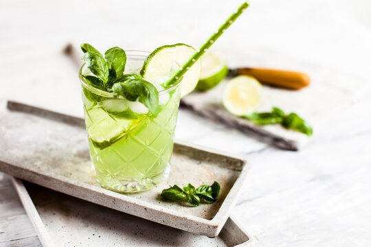 Gin basil smash with lime