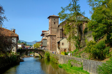 France, Pyrenees-Atlantiques, Saint-Jean-Pied-de-Port, Pont Saint Jean stretching over Nive canal