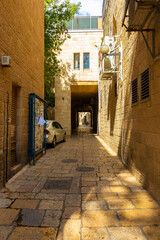 Fototapeta na wymiar jerusalem-israel. 13-10-2021. An ancient and narrow street, with houses on both sides of the road, paved with rocks, in the famous Jewish quarter of the city of Jerusalem