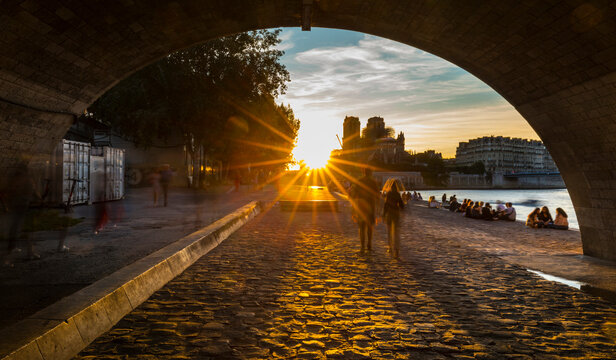 Fototapeta Tourists on street in Paris during sunrise, France