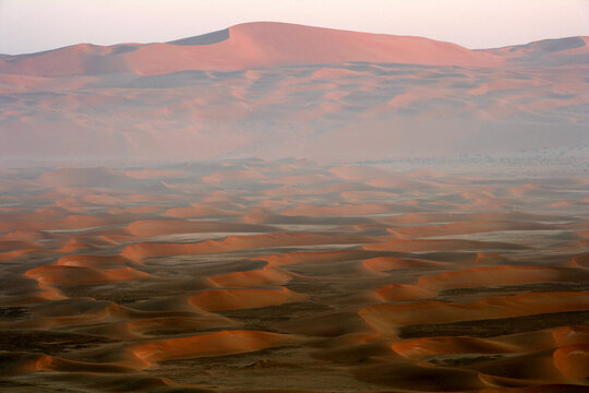 United Arab Emirates, Emirate of&Ocirc;&oslash;&Omega;Abu&Ocirc;&oslash;&Omega;Dhabi, Sand dunes at Quarter desert with mist at sunrise