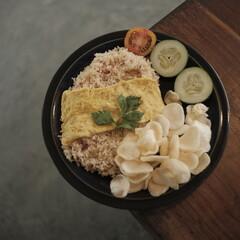 Photo of fried rice set with egg, vegetables and crackers