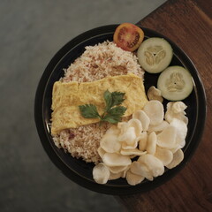 Photo of fried rice set with egg, vegetables and crackers