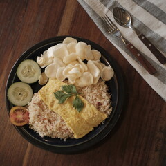 Photo of fried rice set with egg, vegetables and crackers