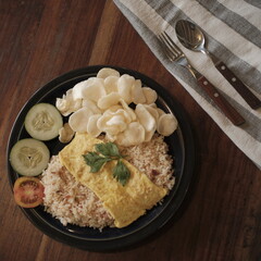 Photo of fried rice set with egg, vegetables and crackers