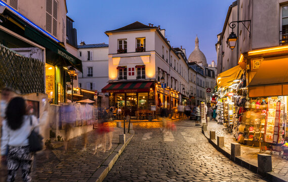 Fototapeta Tourists walking on street of Montmartre in Paris, France