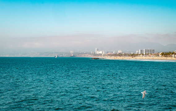 USA, California, Los Angeles, Venice beach with Malibu in the background