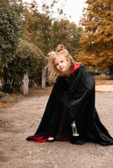 Naklejka premium a girl in a witch costume for Halloween depicts fear and horror