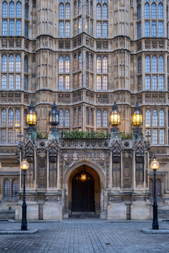 UK, England, London,&Ocirc;&oslash;&Omega;Street lights glowing in front of&Ocirc;&oslash;&Omega;Palace of Westminster entrance at dusk