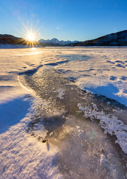 Italy, Abruzzo, Gran Sasso e Monti della Laga National Park, Lake Campotosto at sunrise in winter