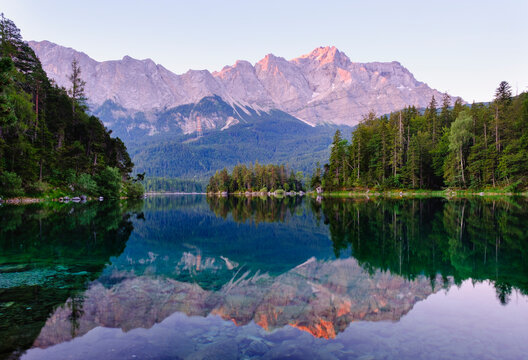 Scenic view of Eibsee lake with Wetterstein and Zugspitze in background, Werdenfelser Land, Upper Bavaria, Bavaria, Germany