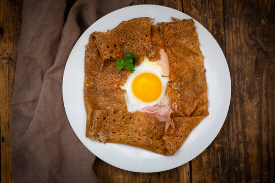 Galette complete, Breton buckwheat pancake with egg, cheese und ham, glutenfree