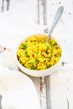 Bowl of&Ocirc;&oslash;&Omega;pilau&Ocirc;&oslash;&Omega;rice with green peas, raisins and turmeric