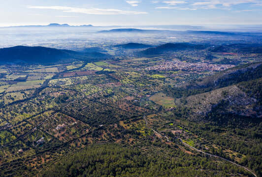 Spain, Balearic Islands, Alaro, Aerial view of town&Ocirc;&oslash;&Omega;in Serra&Ocirc;&oslash;&Omega;de&Ocirc;&oslash;&Omega;Tramuntana