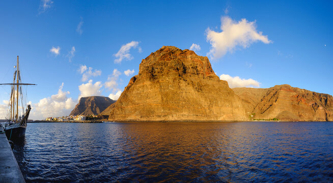 Spain, La Gomera, Valle Gran Rey,&Ocirc;&oslash;&Omega;Mount Tequergenche and coastline of La Gomera island