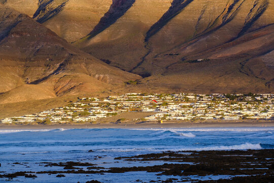Spain, Canary Islands,&Ocirc;&oslash;&Omega;Caleta&Ocirc;&oslash;&Omega;de&Ocirc;&oslash;&Omega;Famara, Bungalows of coastal village