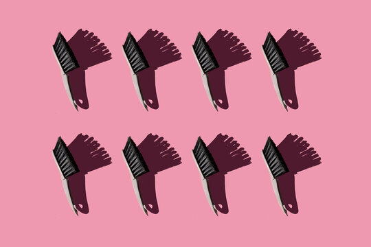 Pattern of&Ocirc;&oslash;&Omega;scrubbing brushes against pink background