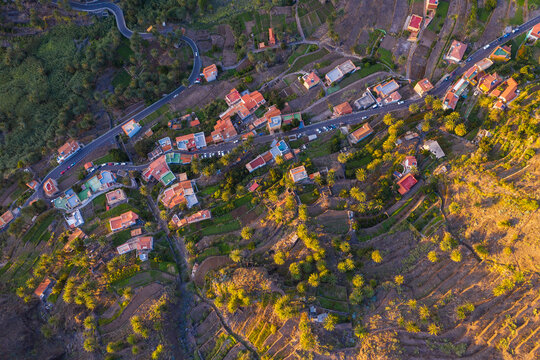 Spain, Santa Cruz&Ocirc;&oslash;&Omega;de&Ocirc;&oslash;&Omega;Tenerife,&Ocirc;&oslash;&Omega;Valle&Ocirc;&oslash;&Omega;Gran Rey, Aerial view of village houses on La&Ocirc;&oslash;&Omega;Gomera&Ocirc;&oslash;&Omega;at dusk