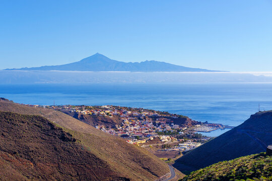 Spain, Province of Santa Cruz de Tenerife, San&Ocirc;&oslash;&Omega;Sebastian&Ocirc;&oslash;&Omega;de&Ocirc;&oslash;&Omega;La Gomera, Coastal town with Tenerife island in distant background