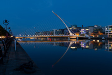 Ireland, Dublin, Samuel Beckett Bridge, river Liffey in the evening