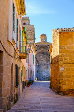 Spain, Balearic Islands, Mallorca, Alcudia, Old town alley with Church of Saint Jaume in background