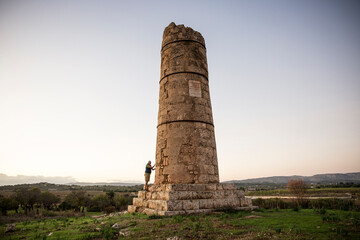 Italy, Sicily, Helorus, senior man standing at a column of a hellenistic tomb