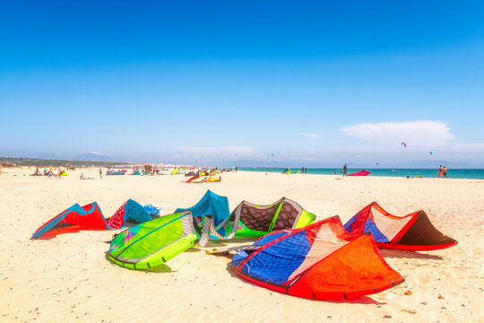 Spain, Andalucia, Tarifa, windsurfers and kite surfers on the beach
