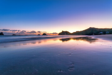 New Zealand, Waikato, Hahei, Long exposure ofÔøΩMercury BayÔøΩat purple sunrise