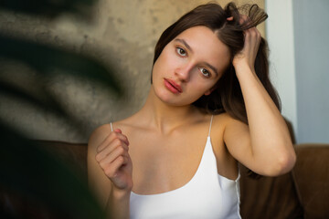 Naklejka premium Close-up portrait of a beautiful young caucasian woman with natural brown hair.