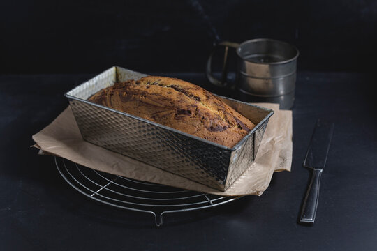 Marble cake with icing sugar