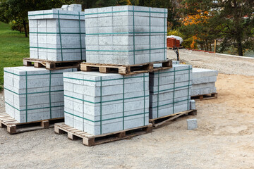 Outdoor floor slabs are stacked on pallets