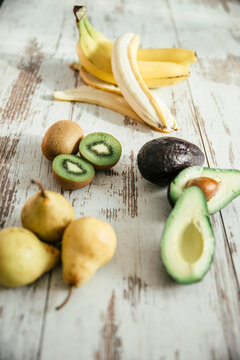 Pears, peeled and whole banana, sliced and whole avocado and kiwi