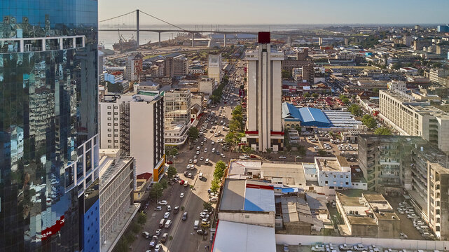 Mozambique, Maputo, Aerial view of&Ocirc;&oslash;&Omega;Baixa&Ocirc;&oslash;&Omega;de&Ocirc;&oslash;&Omega;Maputo downtown with&Ocirc;&oslash;&Omega;Maputo-Katembe&Ocirc;&oslash;&Omega;Bridge in background