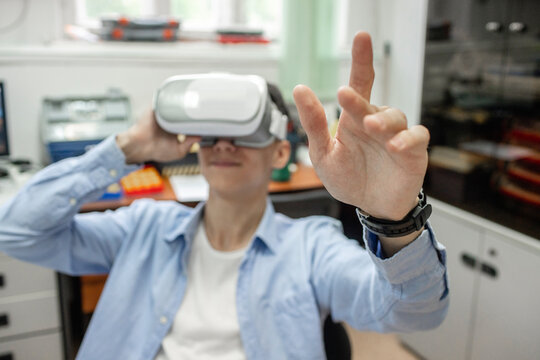 Sudent using VR goggles