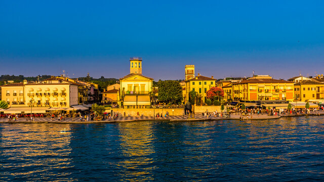 Italy, Province of Verona, Lazise, Promenade of lakeshore city at dusk