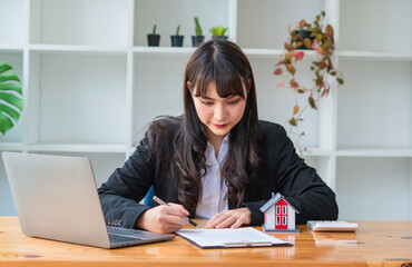 Buyers and real estate agents have agreed to buy and sell by holding hands to rent or buy a house after the documents have been signed within the office.
