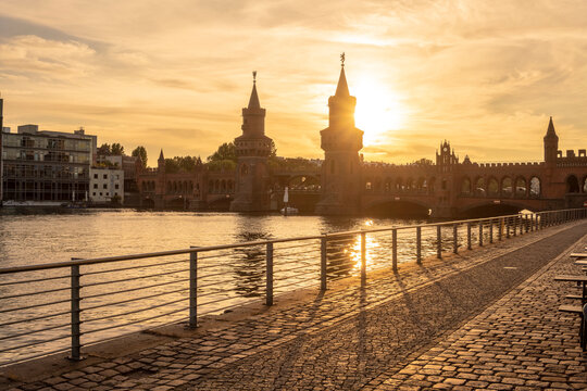 Germany, Berlin-Friedrichshain, view to Oberbaum Bridge at sunrise