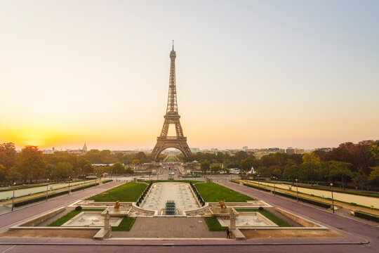 France, Paris, Eiffel Tower at twilight