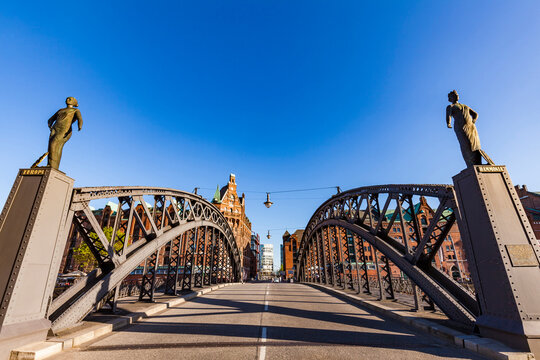 Germany, Hamburg, Brooks Bridge and Old warehouse district