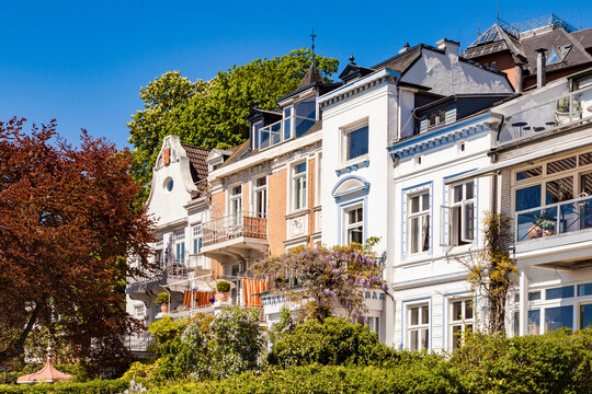Germany, Hamburg, Oevelgoenne, houses at the Elbe shore